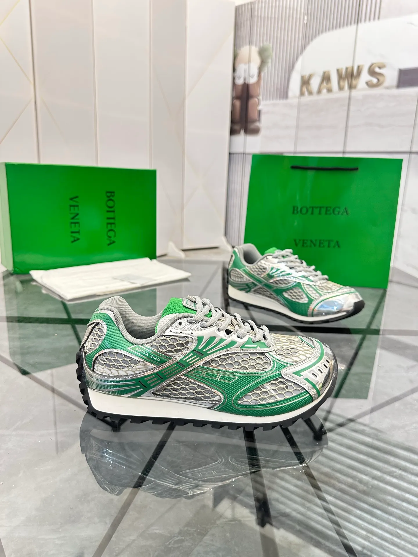 Factory men's shoes 💰: 620💰 (top version) BV Orbit sneakers Wang Yibo's same style couple's dad shoes Runner sneakers, made of lightweight technical mesh fabric. Matched with geometric pattern designed rubber outsole Wang Zha series high version Look for the package craftsmanship The actual height is much higher, but the legs are still slim. Very nice and playable and durable Matching to the standard 💯 Package shoe technology Look for the high version The outsole is made of color-blocked TPU outsole Women's model 35 36 37 38 39 40 41 (40 41 customized) Men's model 38 39 40 41 42 43 44 45. (Customized size 38 45.46) No. H345